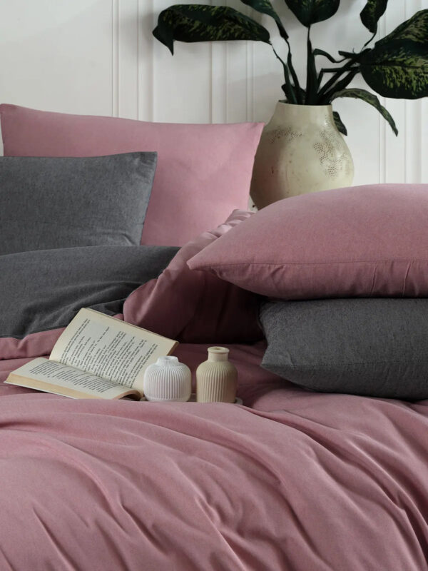 Pudra ve Gri Çift Kişilik Nevresim Takımı ile Yatak Odanıza Romantik Dokunuş