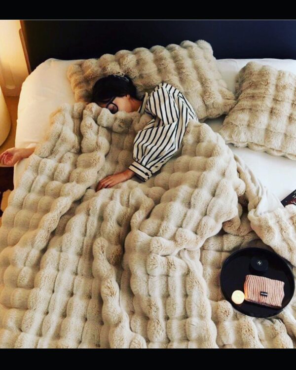 Lüks Bej Tavşan Tüyü Battaniye ve Yastık Seti