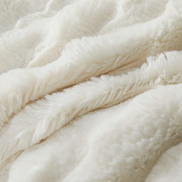 Kırık Beyaz Tavşan Tüyü Battaniye ve Yastık Seti