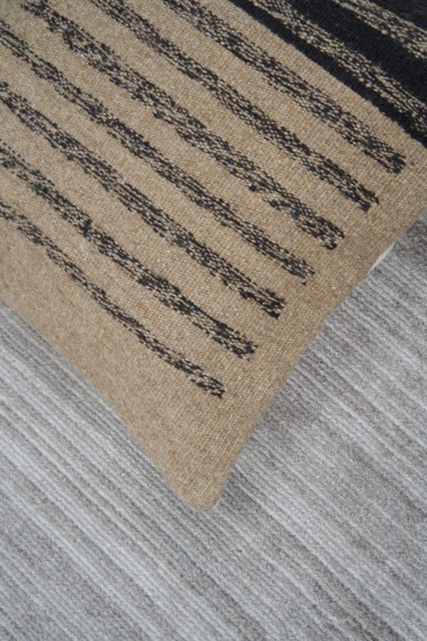 El Dokuması Yün Kırlent Kılıfı – Siyah ve Bej Minimalist Tasarım