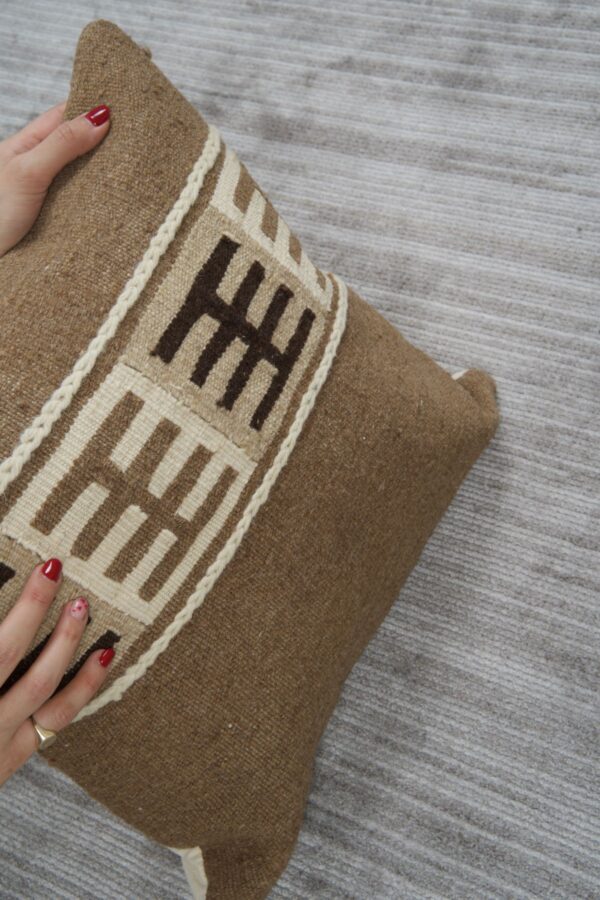 El Yapımı Yünlü Kırlent Kılıfı | Geleneksel Tezgah Dokuması ile Sıcak ve Şık