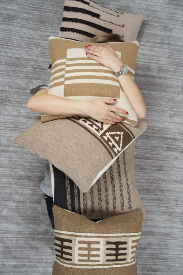 Geleneksel Tezgah Dokuması Kırlent Kılıfı | Yünlü İple Elde Dokunan Eşsiz Tasarımlar